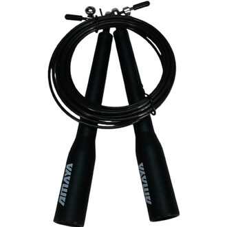 Corde à sauter speed ajustable avec des poignées noires et une corde en acier fin, enroulée pour le rangement.