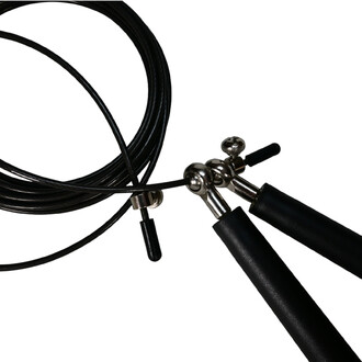 Corde à sauter Speed ajustable, montrant ses poignées noires ergonomiques et le câble en acier noir avec des attaches métalliques.