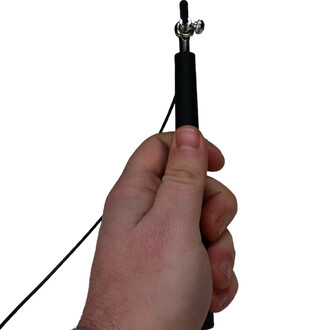 Main tenant une corde à sauter Speed Ajustable. La poignée est noire avec une extrémité en métal. La corde est attachée et visible. Fond blanc.