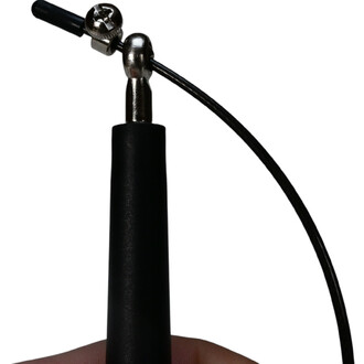 Corde à sauter speed ajustable avec un manche noir et un mécanisme de réglage en métal à une extrémité, permettant d'ajuster la longueur du câble.