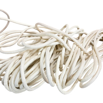 Corde statique en Kevlar blanche, lisse et non cardée, entremêlée en tas.