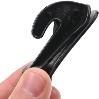Coupe-ballons noir Sempertex, gros plan d’un outil de coupe tenu par les doigts avec le nom gravé.
