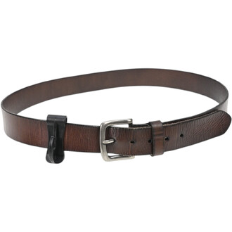 Ceinture en cuir brun avec boucle métallique argentée et passant noir en plastique, trous de réglage visibles sur fond blanc.
