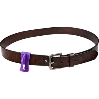 Coupe-ballon violet fixé sur une ceinture en cuir brun avec boucle argentée.
