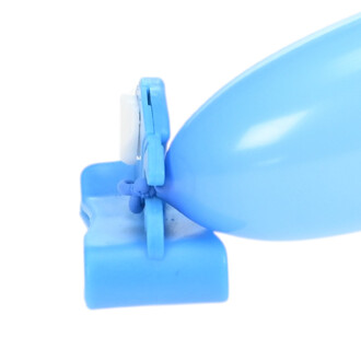 Gros plan sur un coupe-ballons bleu en plastique avec lame blanche partiellement visible et mécanisme de coupe.