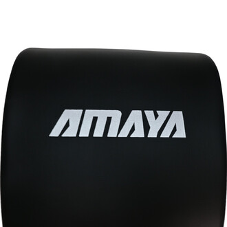 Coussin de dos noir avec le logo AMAYA en lettres blanches, centré sur la surface.