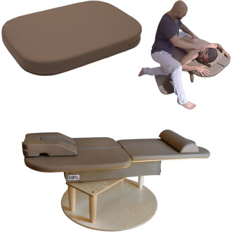 Table de massage pliante de couleur brun clair, vue de trois angles différents : un plan de la table plate, une vue de la table en position d'utilisation avec un masseur en train de masser une personne allongée, et un aperçu latéral montrant la structure 