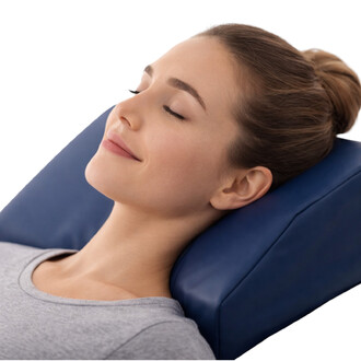 Femme détendue avec les yeux fermés, utilisant un coussin de maintien de nuque de couleur bleu, montrant un visage serein et apaisé.