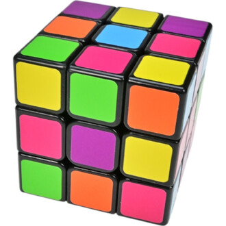 Cube Casse-Tête coloré avec des faces comprenant des stickers jaunes, verts, roses, violets, bleus et oranges, sur fond noir.