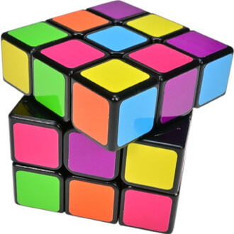 Cube casse-tête en forme de carré, composé de plusieurs petits carrés de différentes couleurs (vert, jaune, rose, bleu, orange et violet) sur un fond noir. Le cube est présenté à un angle pour montrer plusieurs faces et affichant des couleurs vives.