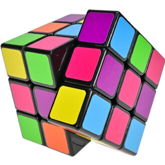 Cube Casse-Tête présentant une forme cubique avec des stickers de plusieurs couleurs : bleu, vert, rose, jaune et orange, sur un fond noir. Le cube est légèrement incliné pour mettre en valeur ses différentes faces.
