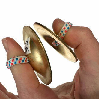 Mini-cymbales en cuivre de 5,5 cm de diamètre. Avec un poids de 65 grammes, elles conviennent parfaitement aux petites mains.