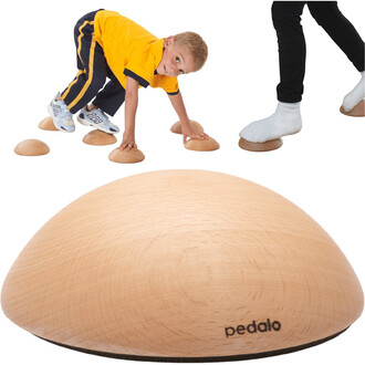 Demie Boule d'équilibre Pedalo® : image présentant un enfant en train de jouer sur plusieurs demi-boules en bois, en équilibre avec ses mains et des jambes positionnées sur l'une d'elles. En bas à droite, une vue rapprochée d'une demie boule en bois, mont