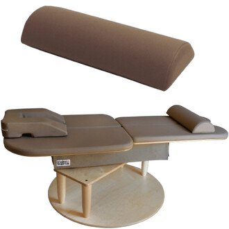 Table de massage en bois clair avec un revêtement en simili cuir beige, incluant un support pour la tête et un rouleau pour le support lombaire, le tout sur une base ronde stable.