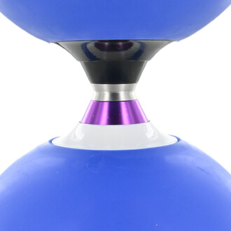 Diabolo Cyclone 5 Roulements – gros plan sur l’axe entre les coques bleues, moyeu argenté et insert violet.