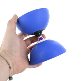 Diabolo Cyclone 5 à roulements bleu, tenu par une main, montrant les deux coques bleues et l’axe violet.