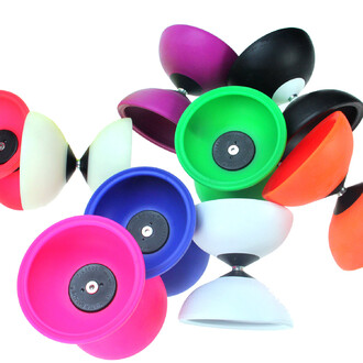 Diabolos Finesse Génération 4 de différentes couleurs (rose, violet, vert, noir, orange et bleu) disposés de manière artistique, montrant les coques supérieures et inférieures des diabolos, avec des axes visibles au centre.