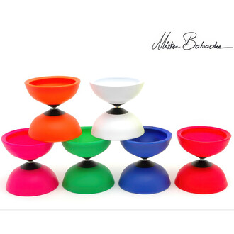 Diabolo Finesse Génération 4 en plusieurs couleurs alignés sur un fond blanc. Les diabolo incluent des teintes vives telles que l'orange, le vert, le rouge, le bleu et le blanc, avec des bases sphériques.