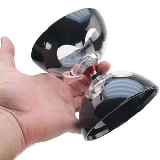 Diabolo Hyperspin à roulements noir brillant tenu dans une main, montrant les deux coupelles noires et l’axe central transparent avec une bague rouge.