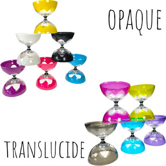 Diabolo Hyperspin à axe fixe avec diabolos colorés opaques et translucides empilés en pyramide sur fond blanc; les mots OPAQUE et TRANSLUCIDE apparaissent dans les coins.