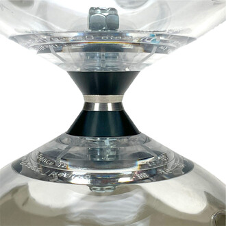 Diabolo Hyperspin à axe fixe – vue rapprochée du moyeu noir avec bague métallique argentée entre les coques transparentes.