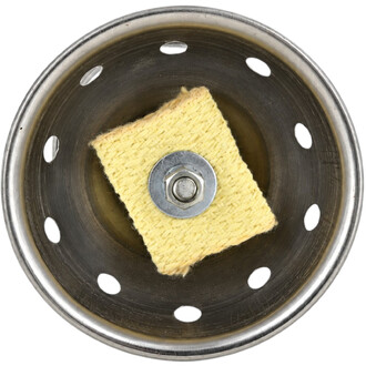 Vue rapprochée du moyeu central d'un diabolo de feu NetJuggler montrant une coque métallique circulaire perforée avec une mèche en kevlar jaune maintenue par un boulon hexagonal.