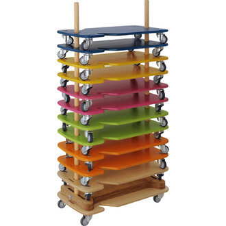 Structure de rangement sur roulettes avec plusieurs étagères colorées, empilées horizontalement. Les étagères sont de différentes couleurs : bleu, jaune, rose, vert, orange et rouge, et sont maintenues par deux poteaux en bois. Chaque étagère est dotée de