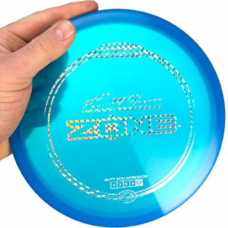 Frisbee fabriqué par Discraft, une marque de confiance dans le monde du disc golf.