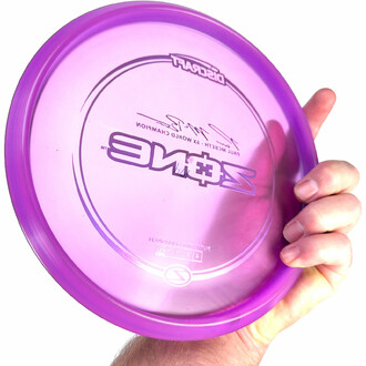 A versatile disc suitable for disc golf beginners and experts.