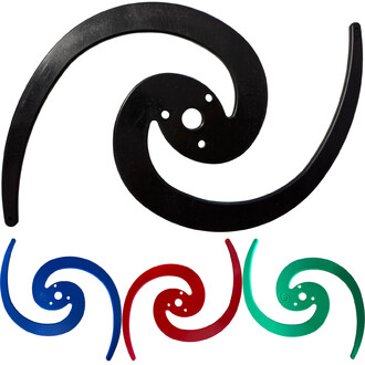 Disque spirale en plastique, de couleur noire, présentant une forme en spirale avec un trou central. Trois autres disques de couleurs bleu, rouge et vert, également en forme de spirale, sont disposés en bas de l'image.