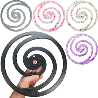 Disque Vortex, montré en plusieurs couleurs, avec un modèle en spirale. Un disque noir est tenu dans une main, tandis que quatre autres disques (rouge et blanc, noir et blanc, violet et blanc, et violet) sont visibles en arrière-plan.