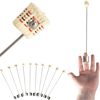 Lot de 10 doigts de feu Firetoys, 30 cm chacun, mèches en coton sur tige métallique avec embout, affiché en éventail avec une main en action.