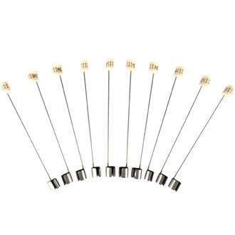 Lot de 10 doigts de feu Firetoys, tiges métalliques de 30 cm avec mèches non allumées à leurs extrémités, disposés en arc sur fond blanc.