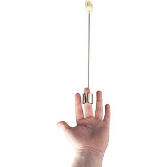 Doigts de feu Firetoys – tige noire de 30 cm avec tête en fibre prête à allumer et deux attaches métalliques sur le doigt, tenu par une main.