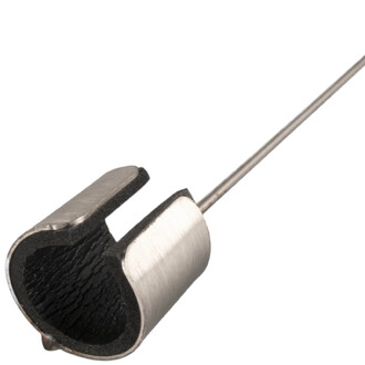 Gros plan sur l’embout cylindrique en acier d’un doigt de feu Firetoys (30 cm), intérieur noir et tige métallique visible.