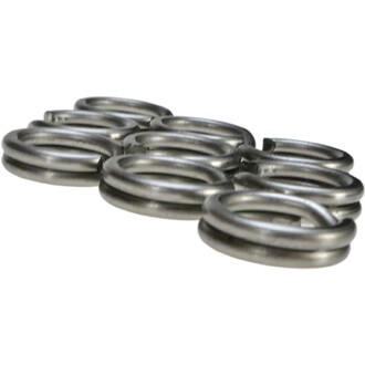 Double anneaux en métal pour bolas, montrant plusieurs anneaux empilés avec une finition lisse et brillante.