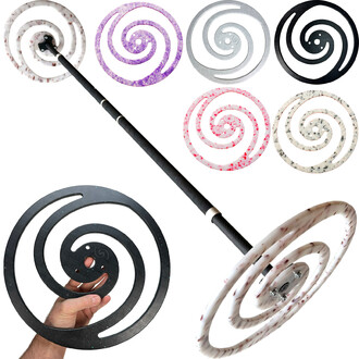 Image du Full Dragon Staff Vortex, montrant un bâton de jonglerie avec un design en spirale. Une main tient une des spirales noires en bas à gauche. En haut à droite, plusieurs spirales colorées (violette, argentée, noire, rouge, blanche) sont visibles, a