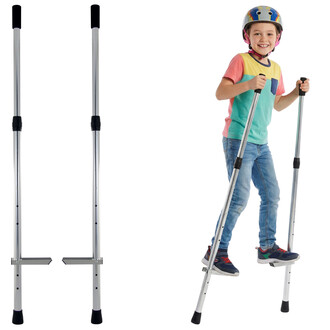 Echasses à main en aluminium avec des poignées noires, montrant un enfant portant un casque de sécurité coloré, debout et souriant tout en jouant avec les échasses.