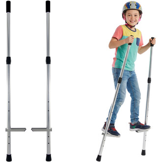 Echasses à main en aluminium avec des poignées noires, montrant un enfant portant un casque de sécurité coloré, debout et souriant tout en jouant avec les échasses.