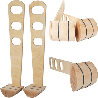 Echasses en bois pour enfant, composées de deux longues barres avec des trous pour les pieds et des supports en bas, accompagnées de deux supports ronds également en bois, avec des bandes noires décoratives.