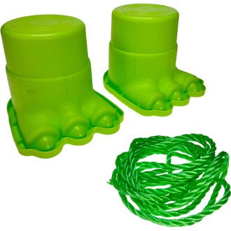 Primo piano di due trampoli di plastica verde a forma di piedi di mostro, con corde verdi al posto delle mani.