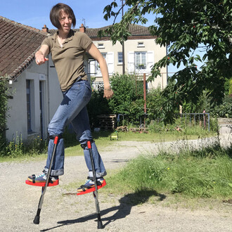 déplacement en échasses
