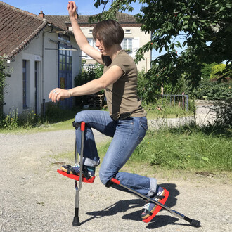 se mettre à genoux sur échasses