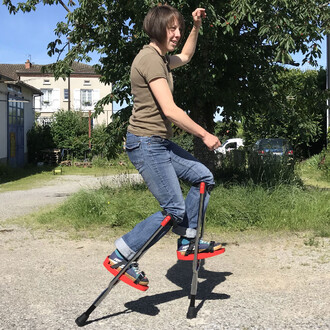 se baisser en échasses