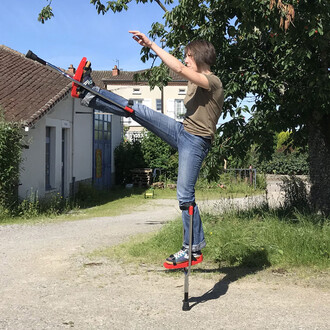 jambe écart sur échasses