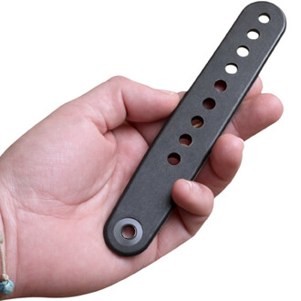 Échelle métallique noire à perforations, outil d’ajustement pour la cheville et le talon sur un snowboard Cirkao, tenue dans une main.