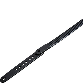 Échelle noire réglable pour snowboard Cirkao, avec dents sur la bande et plaque pivotante; sangle perforée pour l’ajustement de la cheville et du talon.