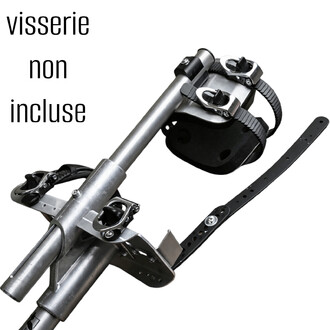 Fixation de snowboard en métal avec sangles à boucles et plaque de support, vue rapprochée sur fond blanc, texte visserie non incluse.