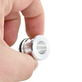 Embout amovible Fusion 22mm Threeworlds en métal argenté avec anneau blanc et joint torique noir, tenu entre deux doigts.