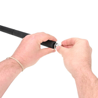 Deux mains insèrent l'embout amovible Fusion 22 mm Threeworlds sur un manche noir, démontrant le montage.